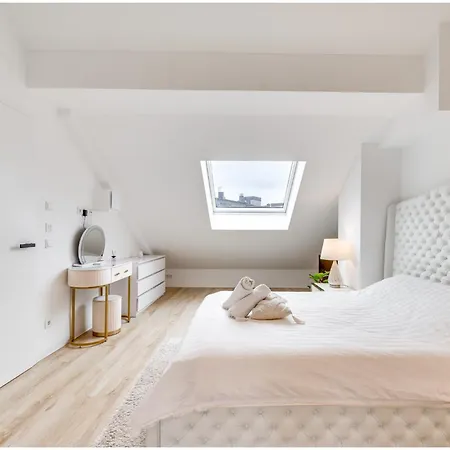 Beautiful New Rooftop Loft -15 Min To Octoberfest